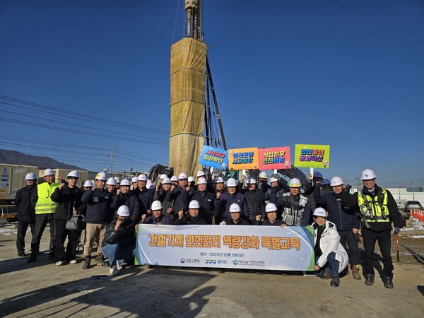 ▲ 건설기계 전도사고 예방 위한 위험부위 중점 점검 모습.