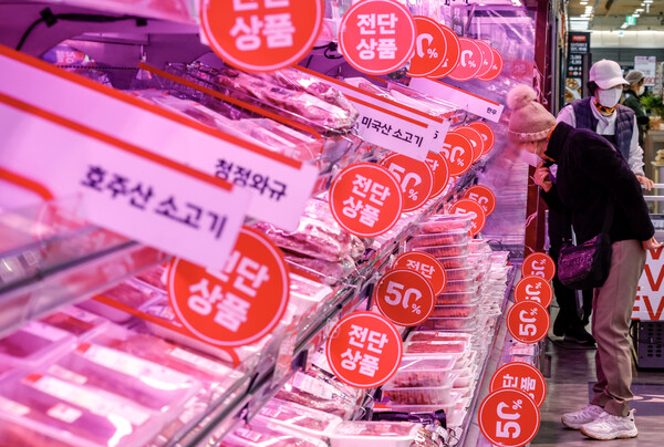 ▲ 서울시내 대형마트를 찾은 시민들이 수입산 소고기를 살펴보고 있다. /뉴시스