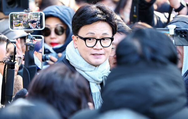 ▲ 지지자들과 인사하며 이동하는 한동훈 전 대표. /뉴시스