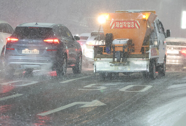 ▲ 서울·인천·경기·강원 대설주의보가 발효된 지난 4일 오후 서울 중구 거리에서 제설작업 차량이 이동하고 있다. /뉴시스