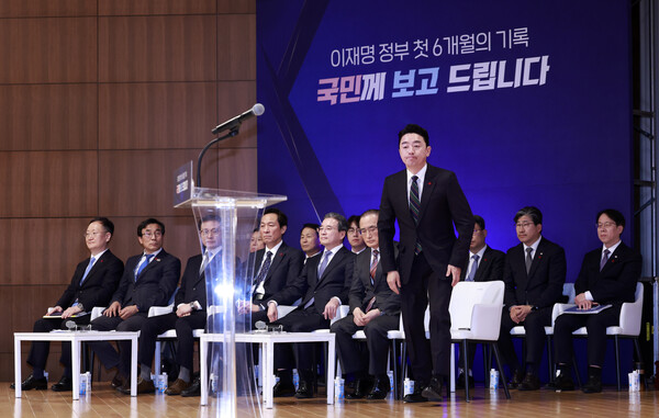 ▲ 강훈식 비서실장이 7일 서울 용산 대통령실 청사에서 열린 3실장 및 수석비서관 '대통령실 6개월 성과 간담회'에서 발언하기 위해 단상을 향하고 있다. /뉴시스