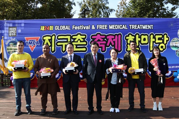 ▲ 제24회 지구촌 축제 한마당에서 주낙영 경주시장(오른쪽 네 번째)과 참석자들이 기념촬영을 하고 있다.