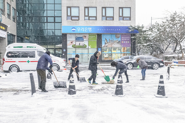 ▲ 내 점포 앞 눈 치우고 있는 시민들 모습.