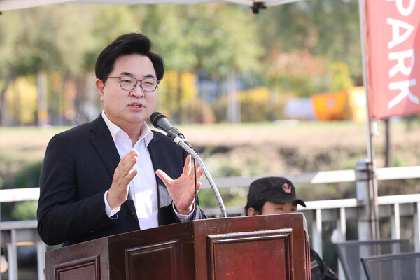 ▲ 박일하 동작구청장이 지난 10월, 반포서래나루터에서 열린 ‘2025년 3차 수중정화·탄소중립 행사’에 참석해 인사말을 하고 있다.
