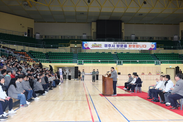 ▲  7일 경주실내체육관에서 열린 ‘2025 해오름 생활체육 대축전’ 개회식에서 주낙영 경주시장이 환영사를 하고 있다. 이날 행사에는 경주·울산·포항 생활체육인 500여 명이 참석했다.