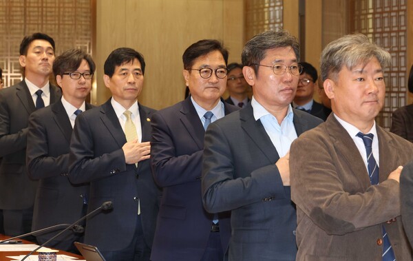 ▲ 우원식(오른쪽 세번째) 국회의장과 참석자들이 8일 오전 서울 여의도 국회에서 열린 국회개혁 자문위원회 결과보고회에서 국민의례를 하고 있다. /뉴시스