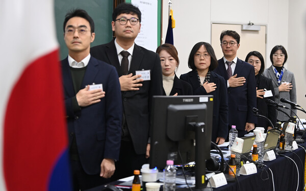 ▲ 김예영 전국법관대표회의 의장을 비롯한 참석자들이 8일 오전 경기 고양시 일산 사법연수원에서 열린 전국법관대표회의 시작 전 국민의례를 하고 있다. /뉴시스