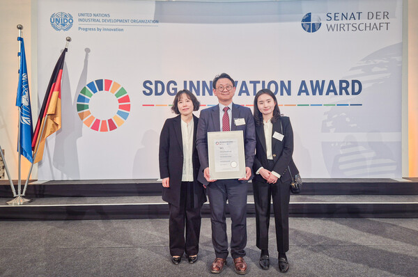 ▲ 정영준 부구청장(가운데)을 비롯한 서초구 관계자들이 현지시각 6일 독일 뮌헨에 위치한 바이에른 주의회에서 열린 ‘2025 유엔 지속가능발전 혁신상(UN SDG Innovation Award)’에서 지방정부 부문 TOP 5에 선정돼 기념 촬영하고 있다.