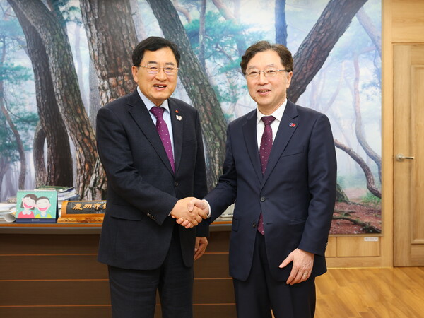 ▲ 주낙영 경주시장(왼쪽)이 8일 경주시청에서 오스카 츠요시 주부산일본총영사와 만나 APEC 경주 개최 성과와 양 도시 교류 확대 방안을 논의하며 악수하고 있다.