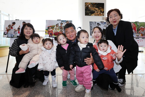 ▲ 2025년 행복한 우리아이 사진전 현장 방문한 박종효 남동구청장.