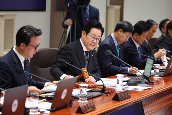 ▲ 국무회의 의사봉 두드리는 이재명 대통령. /뉴시스