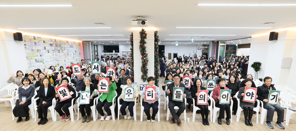 ▲ 도성훈 인천광역시교육감 ‘2025 작은도서관·공공도서관 출판기념회’ 참석 단체사진.