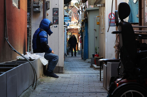 ▲ 강추위가 찾아온 서울 종로구 돈의동 쪽방촌에 주민이 이동하고 있다. /뉴시스