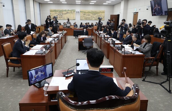 ▲ 김영호 국회 교육위원장이 9일 오전 서울 여의도 국회에서 열린 교육위원회 전체회의에서 의사봉을 두드리고 있다. /뉴시스