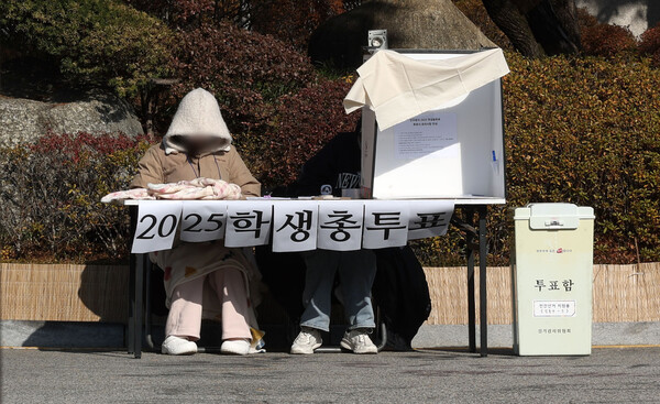 ▲ 동덕여자대학교 공학 전환 타당성에 대한 외부 용역 결과 발표와 '공학 전환에 대한 8000 동덕인 의견 조사' 학생 총투표가 실시되는 3일 서울 성북구 동덕여대에서 학생 총투표가 진행되고 있다. /뉴시스