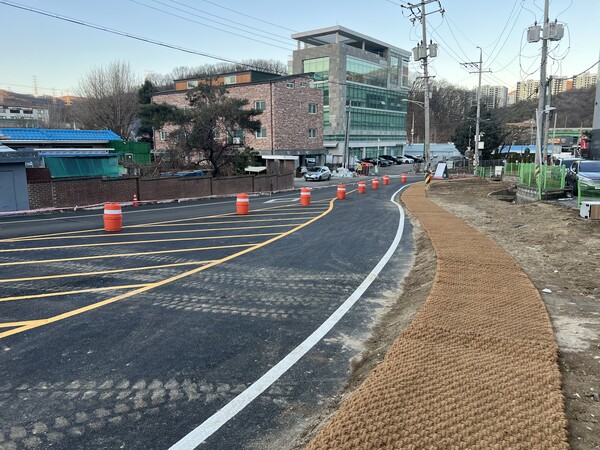 용인특례시는 고기교~고기초 후문을 잇는 도로를 확장·정비했다고 밝혔다.