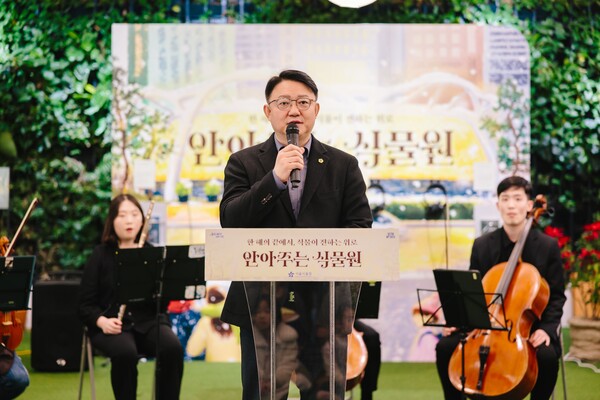 ▲ '안아주는 식물원' 행사 참석해 축사 전하는 김춘곤 의원.