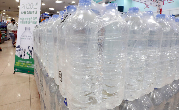 ▲ 투명 페트병 분리배출제 시행에 따라 무라벨 제품이 인기를 끌고 있는 와중 서울 중구 롯데마트 서울역점에 무라벨 생수가 진열되어 있다. /뉴시스