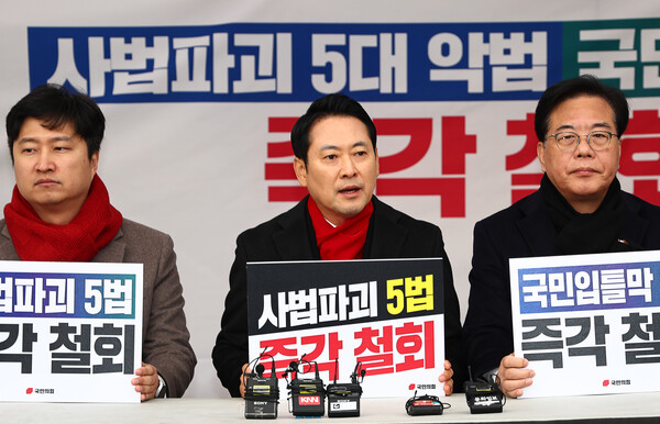 ▲ 장동혁 국민의힘 대표가 10일 오전 서울 여의도 국회 본관 앞에서 열린 ‘8대 악법 저지’ 릴레이 천막농성에서 발언하고 있다. /뉴시스