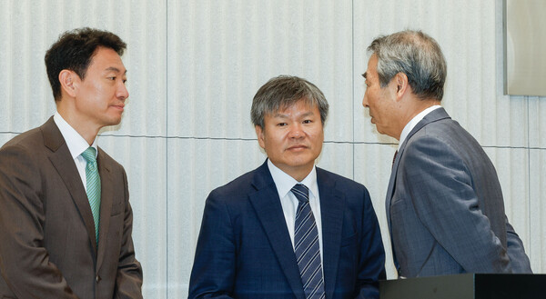 ▲ 김건희 의혹 관련 사건을 맡은 민중기(오른쪽) 특별검사가 지난 7월 2일 오전 서울 종로구 KT광화문빌딩 웨스트에 마련된 특검 사무실에서 현판 제막식에서 박상진(왼쪽부터), 문홍주 특검보와 대화를 나누고 있다. /뉴시스