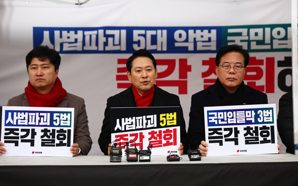 ▲ 장동혁 국민의힘 대표가 10일 오전 서울 여의도 국회 본관 앞에서 열린 '8대 악법 저지' 릴레이 천막농성에서 발언하고 있다. /뉴시스