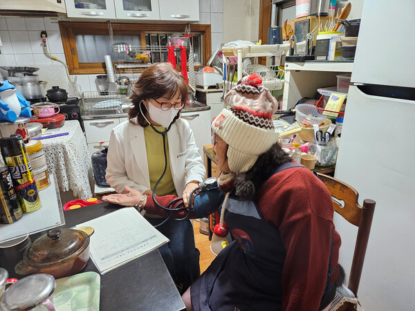 ▲ 건강취약 어르신대상 방문건강관리하고 있는 모습.