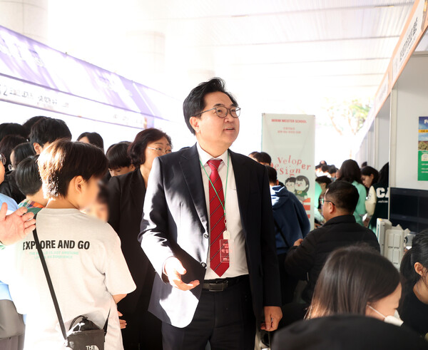 ▲ 박일하 동작구청장이 지난 11월 동작구청에서 열린 '청소년 진로박람회'에 참석해 부스를 둘러보고 있다.