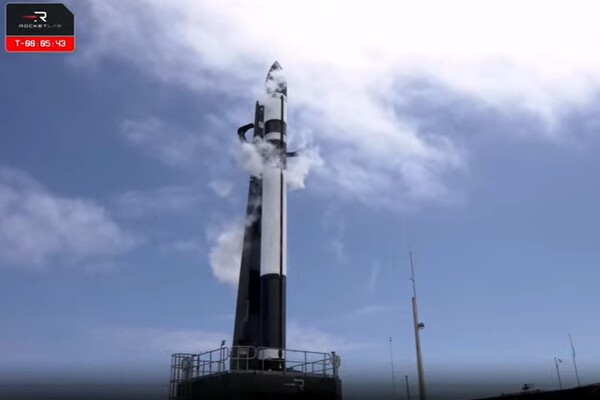 ▲ 11일 뉴질랜드 마히아 발사장에서 미국 우주기업 로켓랩의 발사체 ‘일렉트론’이 초소형군집위성 검증기를 탑재하고 발사대에 기립해있는 모습. /뉴시스