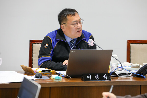 ▲ 이종석 의원 상임위 모습.