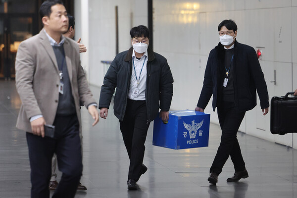 ▲ 경찰이 대규모 개인정보 유출 사태를 빚은 쿠팡을 상대로 강제수사에 나선 지난 9일 오후 서울 송파구 쿠팡 본사 사무실에서 압수수색을 마친 경찰들이 압수품을  옮기고 있다. /뉴시스