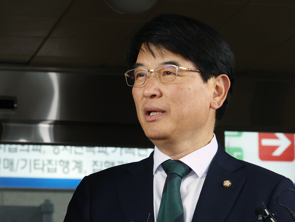 ▲ '보좌진 성추행 혐의' 박완주 무소속 의원이 지난 2023년 8월 30일 서울 양천구 서울남부지방법원에서 열린 1차 공판에 출석하며 취재진 질문에 답변하고 있다. /뉴시스