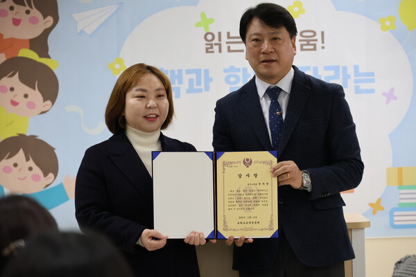 ▲ 수상 기념촬영하는 경기도의회 전자영 의원.