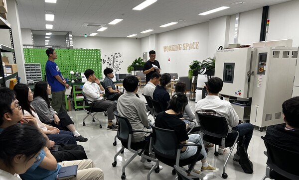 ▲ 용인시산업진흥원이 소공인스타트업 허브에서 직원 대상으로 장비(복합 항온항습챔버) 활용 교육을 실시하고 있다.