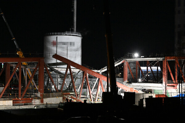 ▲ 지난 11일 오후 광주 서구 치평동 광주대표도서관 건설 현장에서 콘크리트 타설 작업 중 구조물 붕괴 사고가 나 소방 당국이 잔해물에 매몰된 것으로 추정되는 작업자 2명을 구조 중이다. 다른 매몰자 2명은 구조됐지만 사망했다. /뉴시스