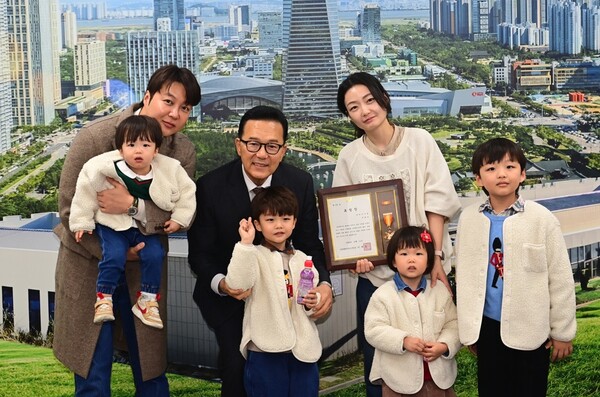 ▲ 연수구 ‘2025년 저출산 극복 유공자’ 표창장 수여 모습.