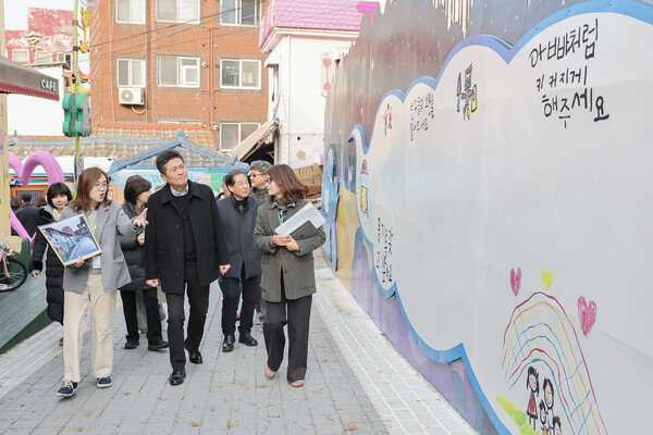 ▲ 동화마을 벽화 리뉴얼 사업 추진현장 점검 모습.