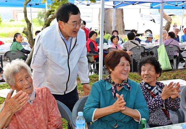 ▲ 경주시가 의료·요양·돌봄 통합지원체계 구축에 나선 가운데, 한 야외 행사장에서 주낙영 경주시장이 지역 어르신들과 인사를 나누고 있다.