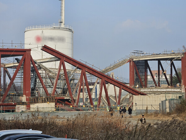 ▲ 지난 11일 오후 광주 서구 치평동 광주대표도서관 건설 현장에서 콘크리트 타설 작업 중 구조물 붕괴 사고가 나 소방 당국이 잔해물에 매몰된 것으로 추정되는 작업자 4명의 구조를 진행했다. /뉴시스