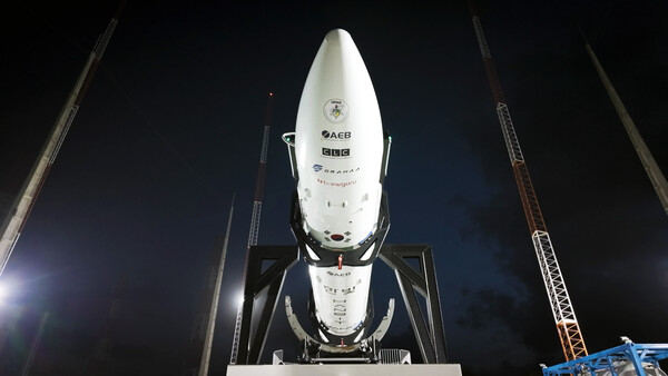 ▲ 이노스페이스의 민간 상업 발사체 ‘한빛-나노’ 발사체가 브라질 알칸타라 우주센터에서 18~19일(브라질 시간) 이틀간 수행된 발사 리허설(WDR) 절차 중 발사대에서 기립을 준비하고 있다. /뉴시스