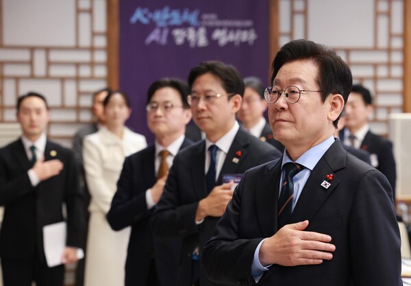 ▲ 이재명 대통령이 서울 용산 대통령실 청사에서 열린 AI 시대의 K-반도체 비전과 육성전략 보고회에서 국민의례를 하고 있다. /뉴시스