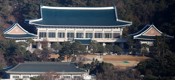 ▲ 용산 대통령실의 청와대 이전을 앞둔 12일 오전 서울 종로구 청와대에서 작업자들이 건물 외부 청소를 하고 있다. /뉴시스