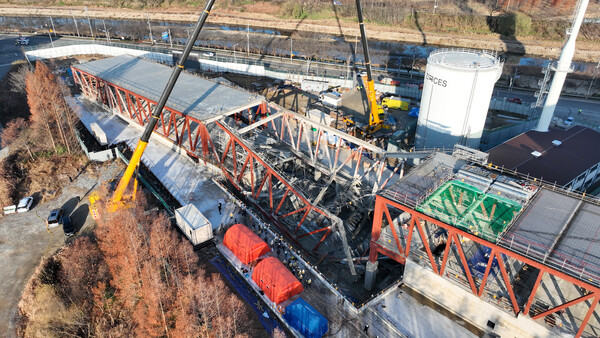 ▲ 광주시소방본부가 12일 오전 광주 서구 치평동 광주대표도서관 붕괴사고 현장에서 매몰 노동자 구조 작업을 진행하고 있다. (사진=광주시소방본부 제공)