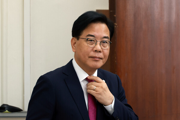 ▲ 회의실 들어서는 송언석 원내대표. /뉴시스