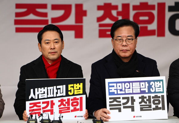 ▲ 장동혁 국민의힘 대표와 송언석 원내대표가 10일 오전 서울 여의도 국회 본관 앞에서 열린 '8대 악법 저지' 릴레이 천막농성에 참석해 있다. /뉴시스