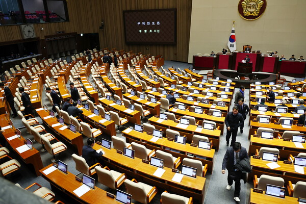 ▲ 은행법 개정안 무제한토론 시작, 본회의장 나서는 민주당. /뉴시스