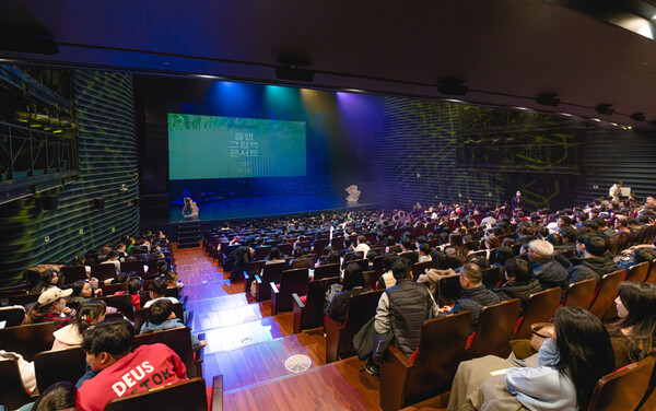 ▲ 사회공헌프로그램 '클랩그림책콘서트' 공연 모습.