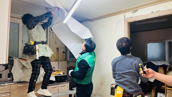 ▲ 수원특례시 팔달구 매교동 새마을지도자협의회 홀몸어르신 위한 도배장판 지원사업 진행 모습.