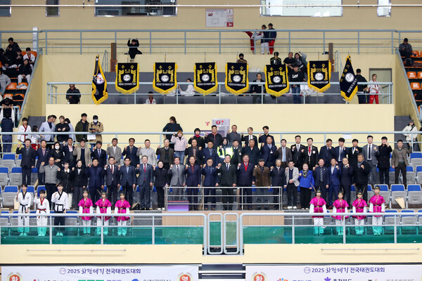 ▲ 지난 14일 경주실내체육관에서 열린 ‘2025 화랑대기 전국태권도대회’ 개회식에서 주요 내빈과 관계자, 선수들이 한자리에 모여 대회의 성공적인 개최를 기원하며 기념촬영을 하고 있다.