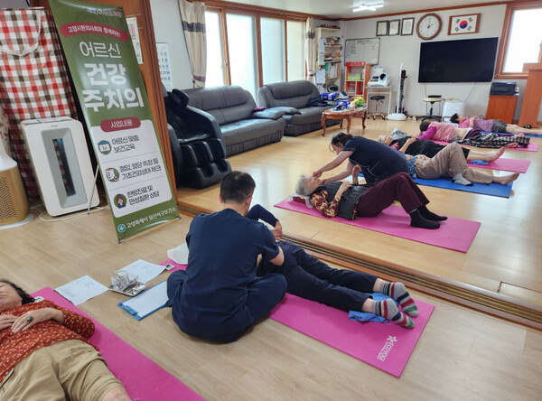 ▲ ‘어르신 건강주치의’로 진료받는 어르신들.