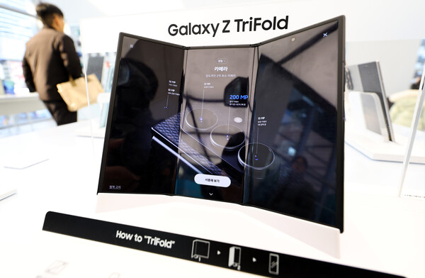 ▲ 두 번 접는 '갤럭시 Z 트라이폴드'의 국내 판매가 시작된 12일 서울 서초구 삼성 강남에 갤럭시 Z 트라이폴드가 전시되어 있다. /뉴시스